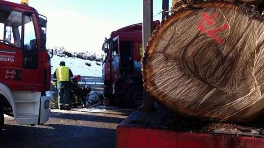 El vuelco de un camión con troncos en Zamora cortó el acceso a Galicia por la autovía A-52.  // La Opinión de Zamora