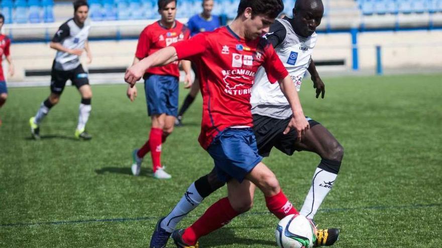 El caudalista Martins presiona a un rival del Astur.