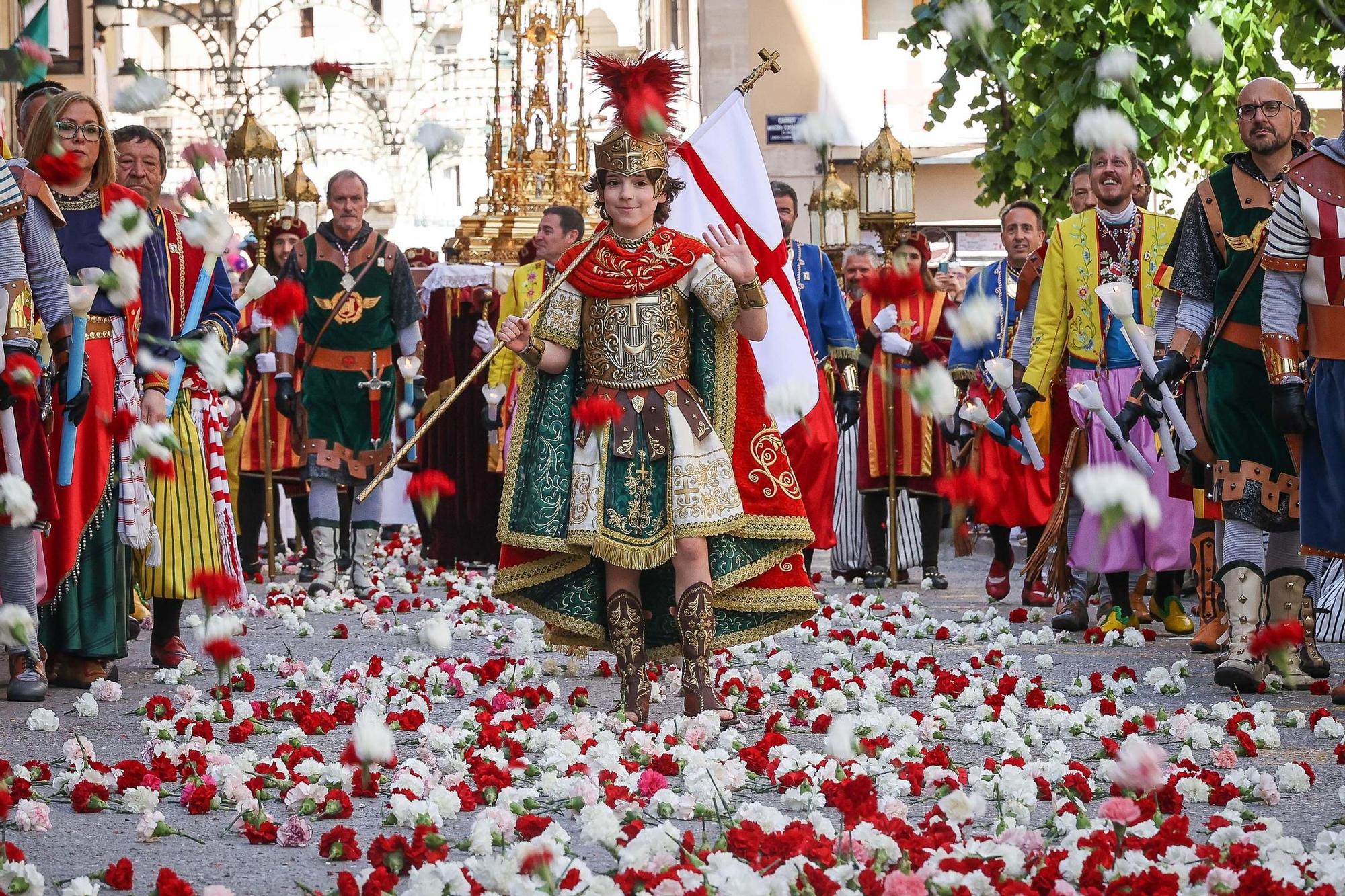 El Sant Jordiet entre claveles en la procesión de la Reliquia