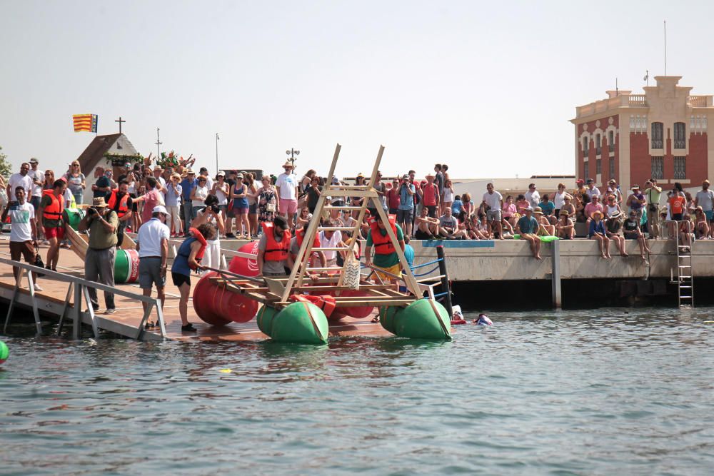 Regata de barcos locos en La Marina de València