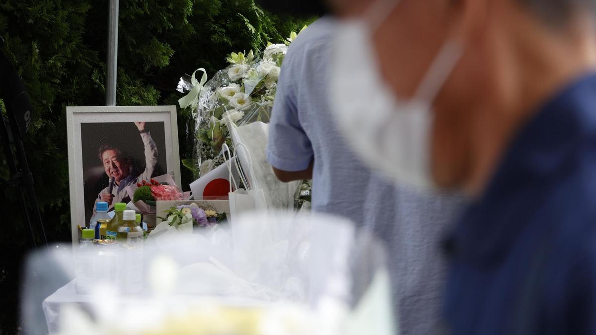 Flores en recuerdo de Shinzo Abe en el lugar en que fue asesinado.