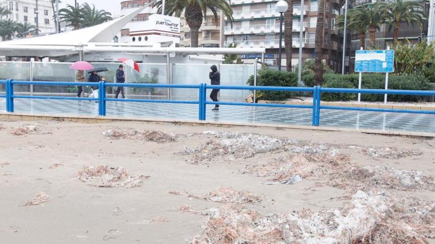 El temporal destroza las playas de Alicante