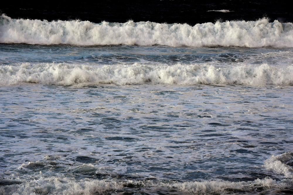 La alerta naranja continúa en el mar. El acceso a las playas y a la torre de Hércules permanece restringido.