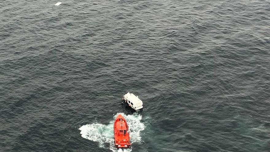 Una llamada al 112 desde el móvil salvó la vida a tres pescadores que naufragaron en O Son