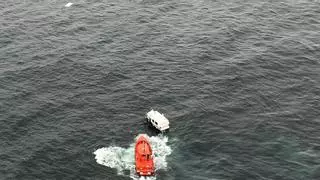 Una llamada al 112 desde el móvil salvó la vida a tres pescadores que naufragaron en O Son