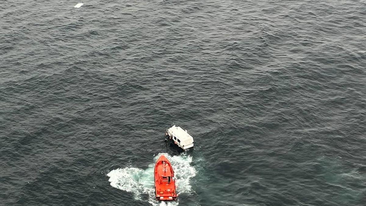 La embarcación 'Salvamar Regulus' y el pesquero 'Prajo Primero'  en la zona del rescate