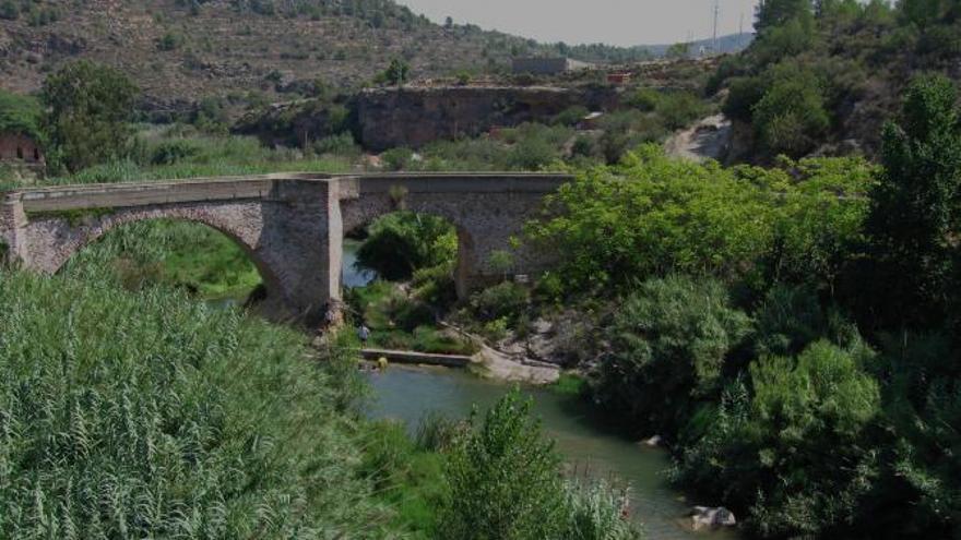 Puente viejo de Sot de Ferrer sobre el río Palancia.