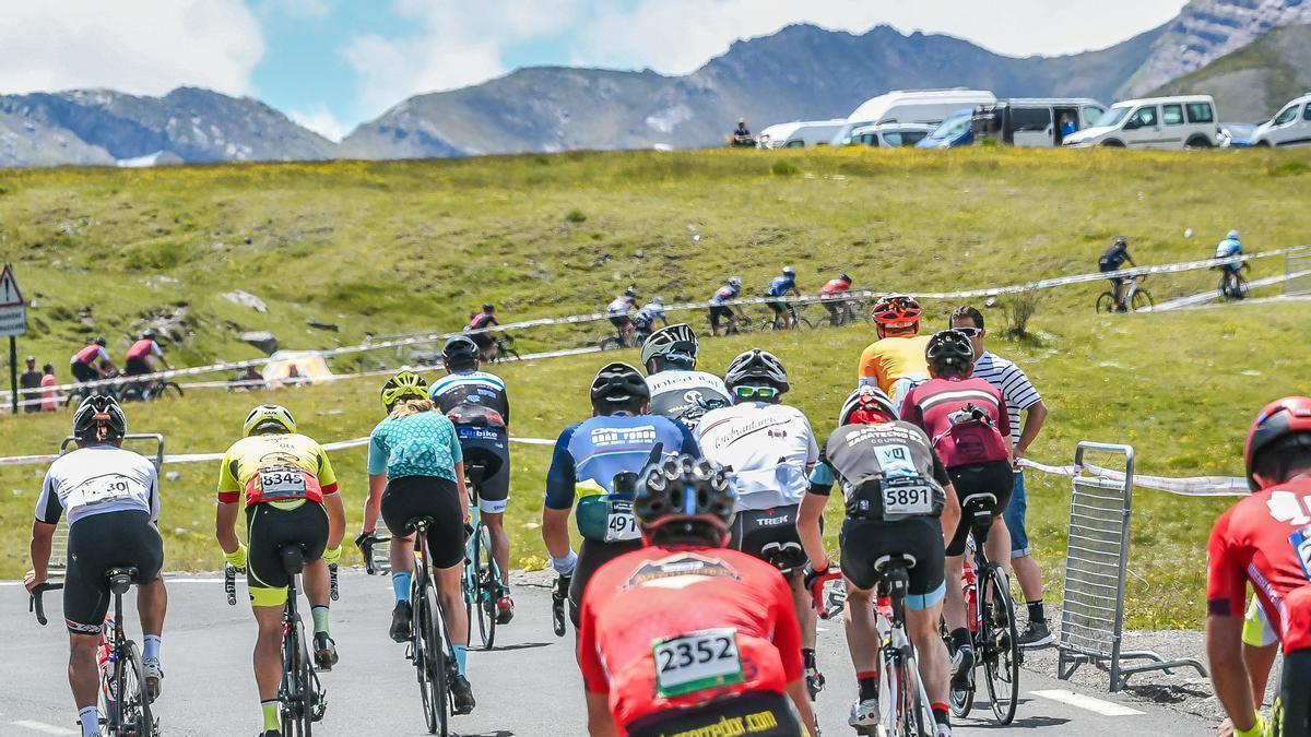 Decenas de ciclistas durante una edición de la carrera de la Quebrantahuesos