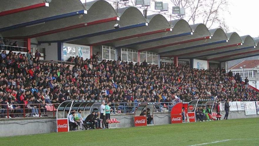 Aspecto que presentaba la tribuna en el partido contra el Bande. // Iñaki Osorio