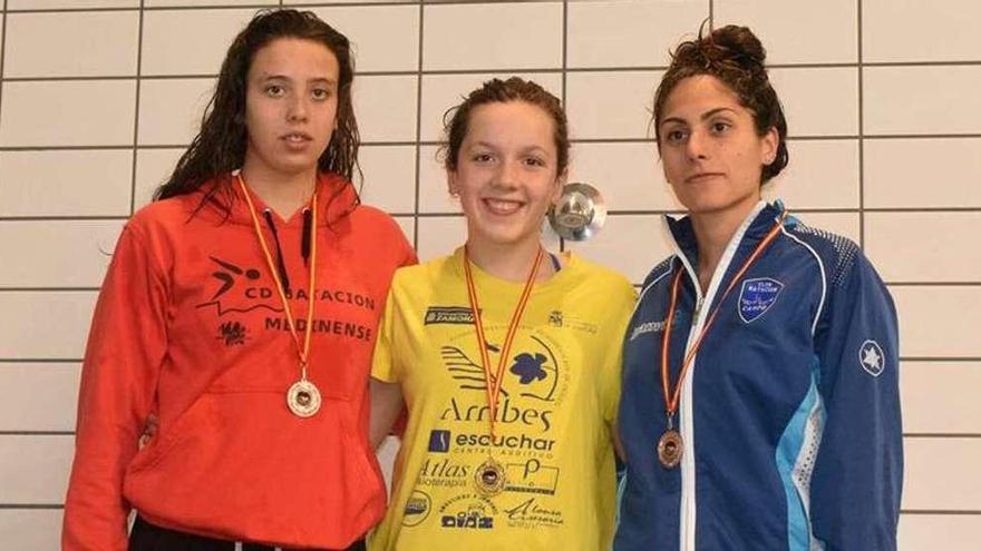 Ana Peláez, en el centro, campeona absoluta de los 50 metros braza que participará en esta cita.