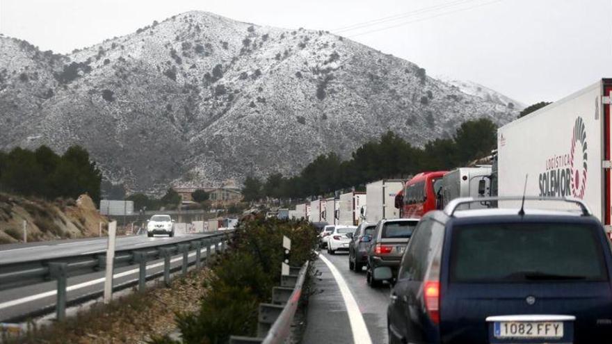 Cerca de 1200 coches atrapados por la nieve en el interior de Alicante