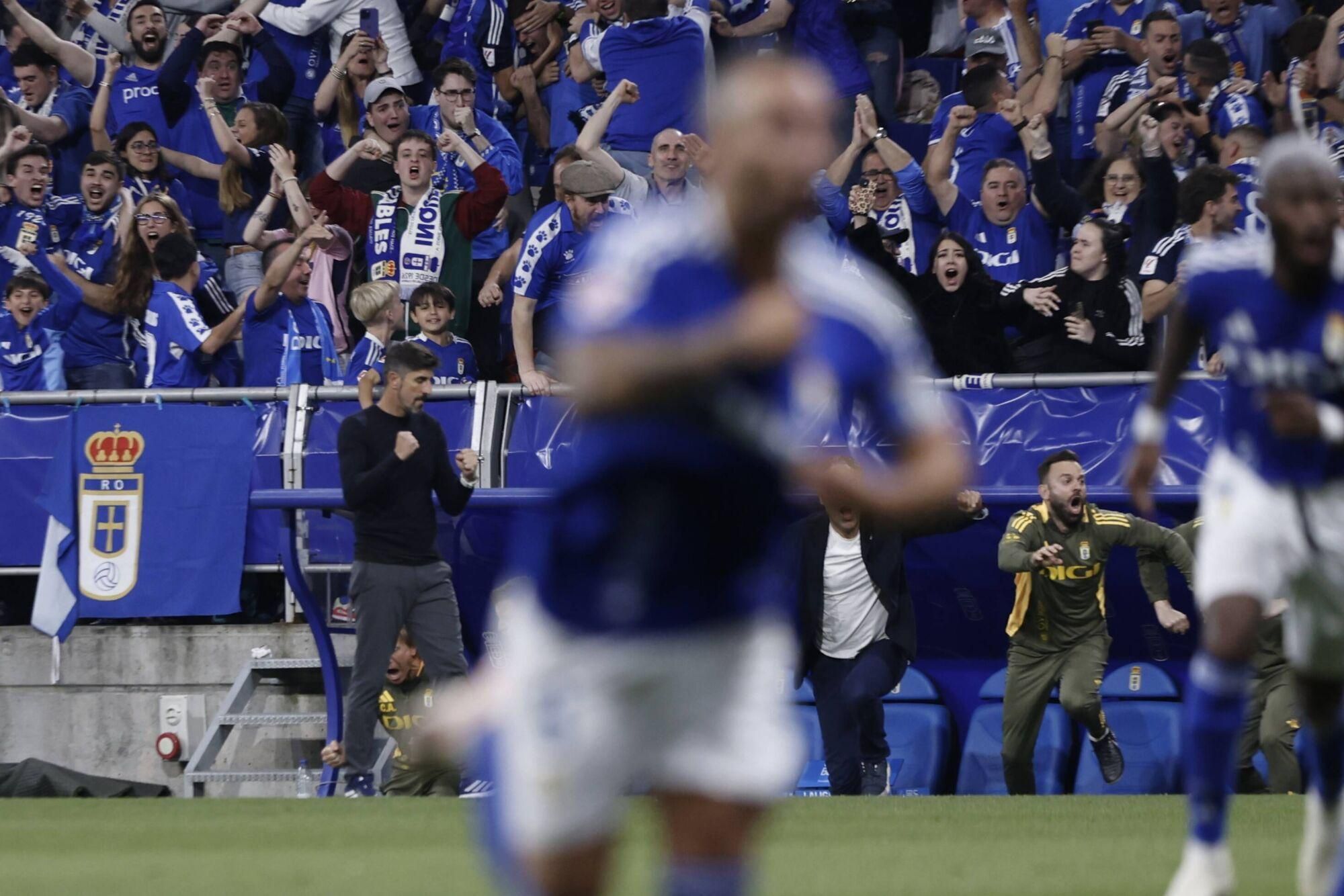 EN IMÁGENES: Ambientazo en la vuelta del play off entre Oviedo y Almería en el Carlos Tartiere