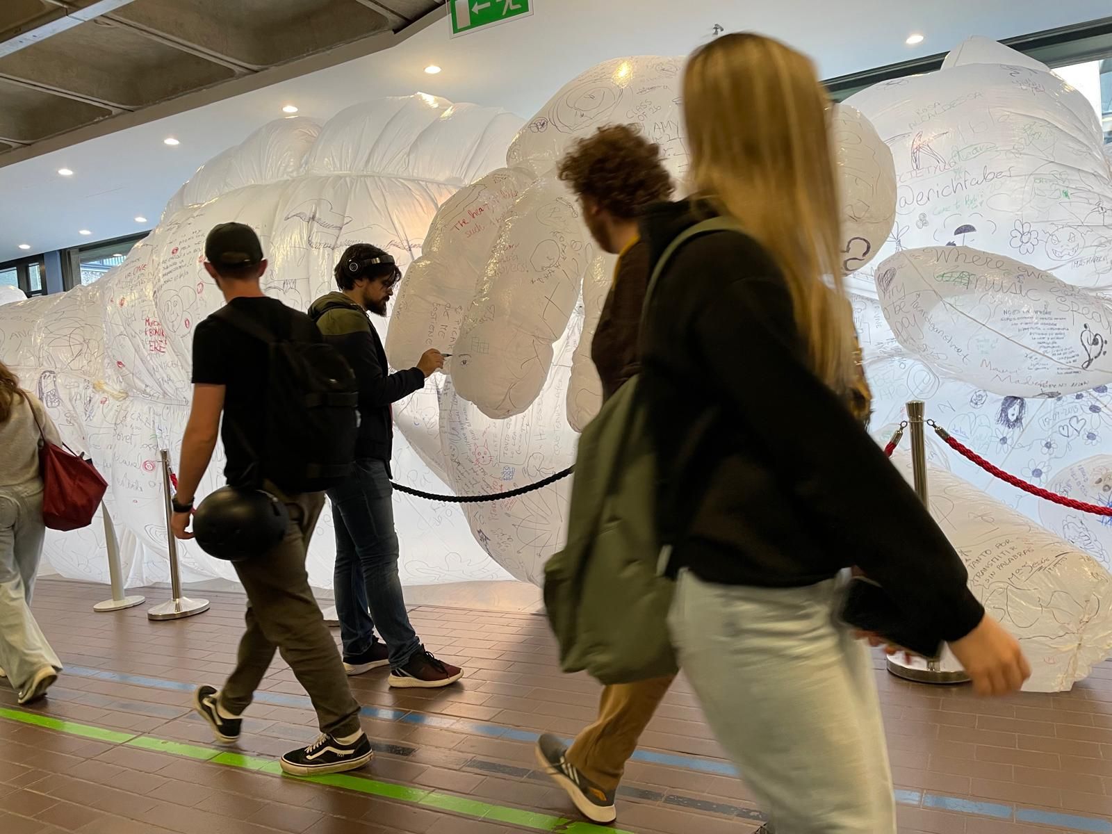 La artista alicantina Olga Diego expone una escultura inflable en Dublín