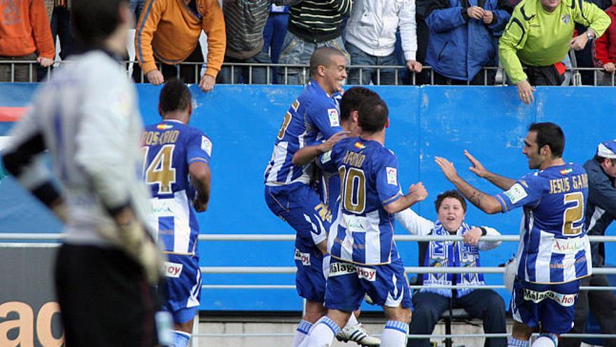 Gol. Baha se sube a la espalda de Lolo, mientras Hélder, Apoño y Jesús Gámez corren para felicitar al onubense por el gol, y el portero rival se lamenta.