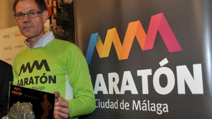 Abel Antón, ayer en el Salón de los Espejos del Ayuntamiento de Málaga, posa para La Opinión.