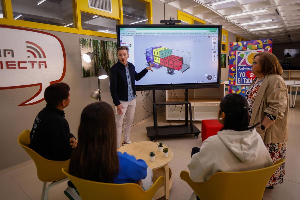 Manuel Arias y María Consuelo Serrano explican los detalles del proyecto a los alumnos.