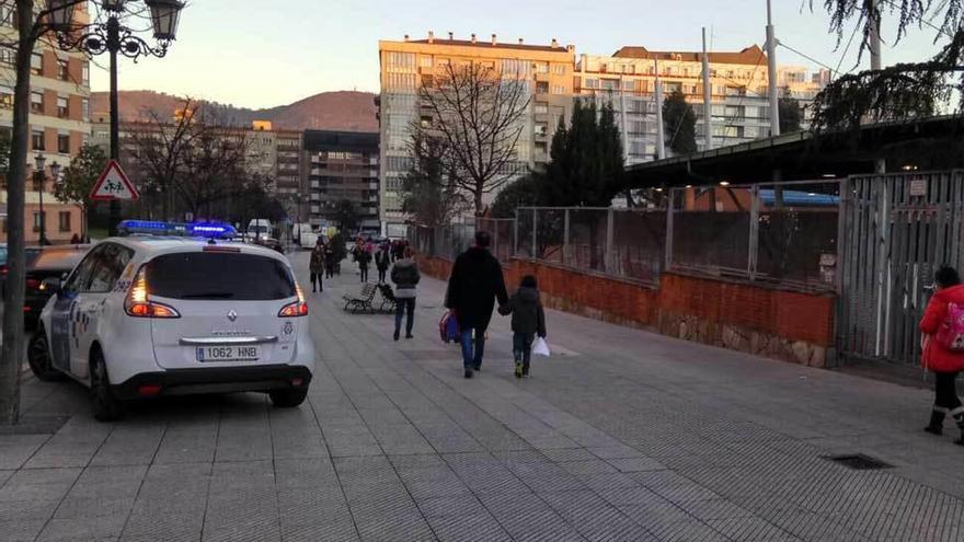 Un coche de la Policía Local, frente al Baudilio Arce poco después del atropello.