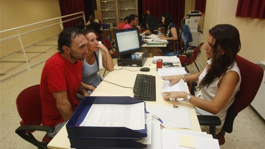 El paro en Extremadura baja en 16.200 personas y se registra la segunda mejor subida de la ocupación del país