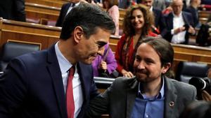 -FOTODELDÍA- GRAF8784 MADRID, 07/01/2020.- Pedro Sánchez, quien logró este martes la confianza del Congreso para un nuevo mandato como presidente del Gobierno, al lograr una estrecha mayoría de 167 votos a favor, 165 en contra y 18 abstenciones, es felicitado por el líder de Unidas Podemos, Pablo Iglesias (d). EFE/Juan Carlos Hidalgo