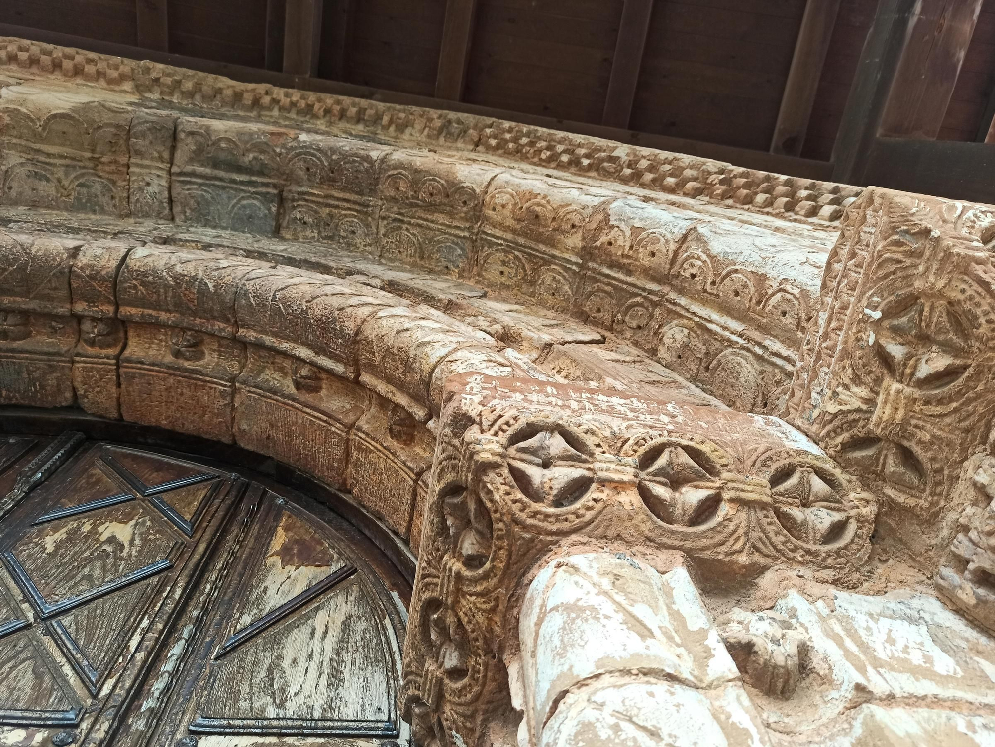 El templo románico de Santiago de Arlós se abre al público: "Tiene una iconografía muy variada"