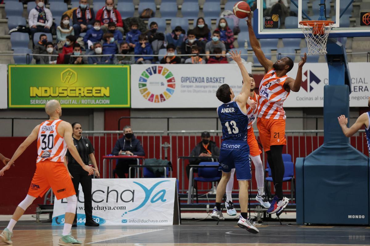 PARTIDO DE BALONCESTO DE LA LIGA LEB ORO ACUNSA GIPUZKOA CONTRA LEYMA CORUÑA DISPUTADO EN EL CANCHA DE ILLUMBE.  Tapón de Atoumane Diagne a tiro de Zubizarreta.. TEMPORADA 2021 2022.