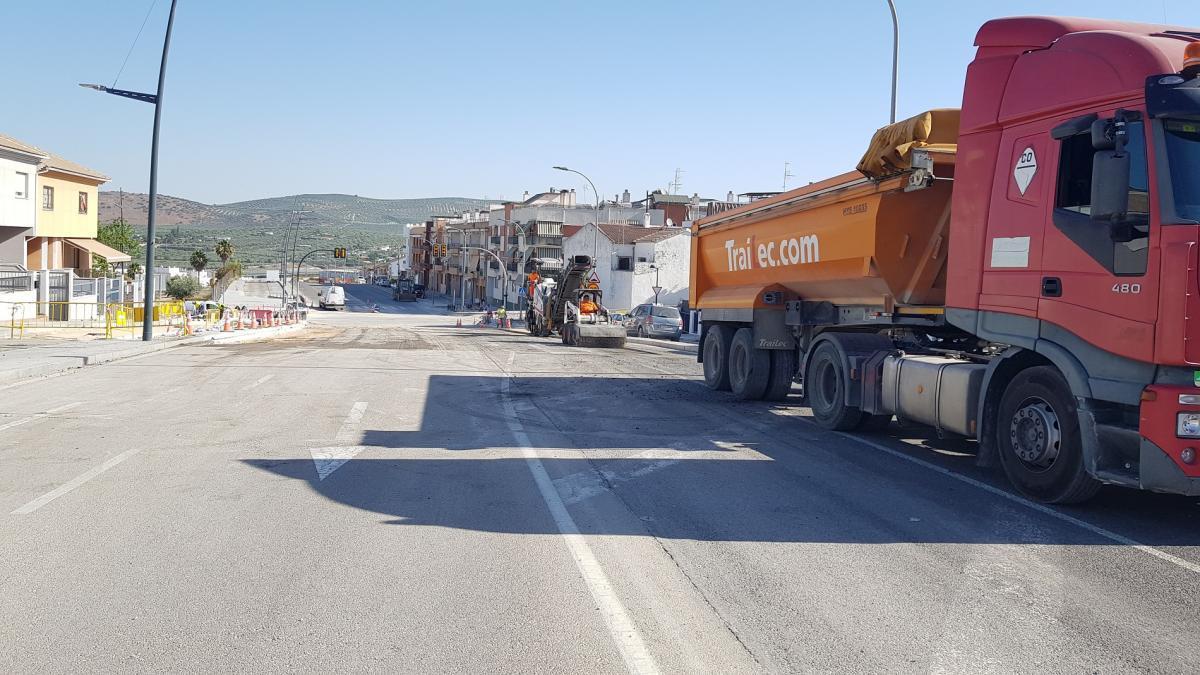 Cierran al tráfico por obras el cruce de la Ronda del Valle con calle Corazón de Jesús en Lucena