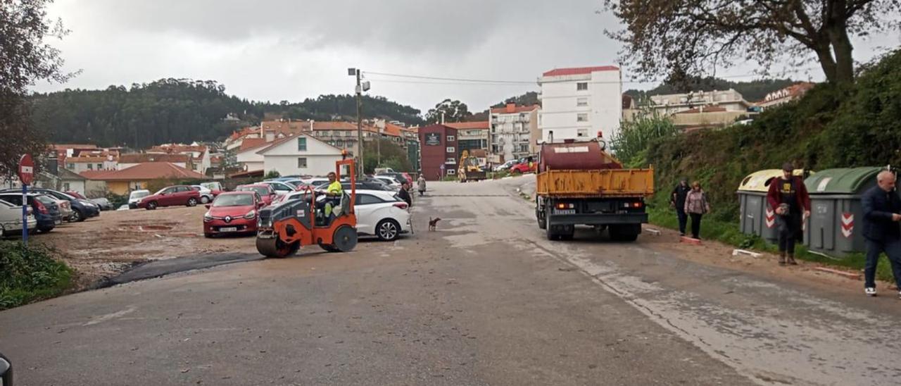 Trabajos de explanación y parcheo en el parking de Altamira.