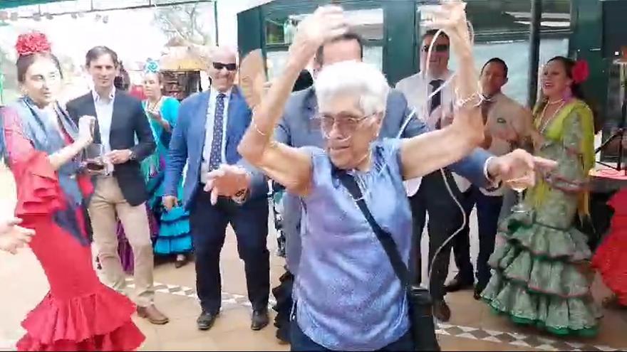 El divertido vídeo de Herminia, la abuela que baila en la Feria con su máquina de oxígeno