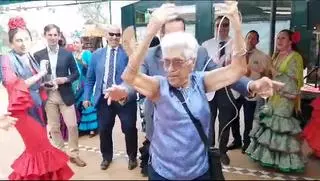 El divertido vídeo de Herminia, la abuela que baila en la Feria con su máquina de oxígeno