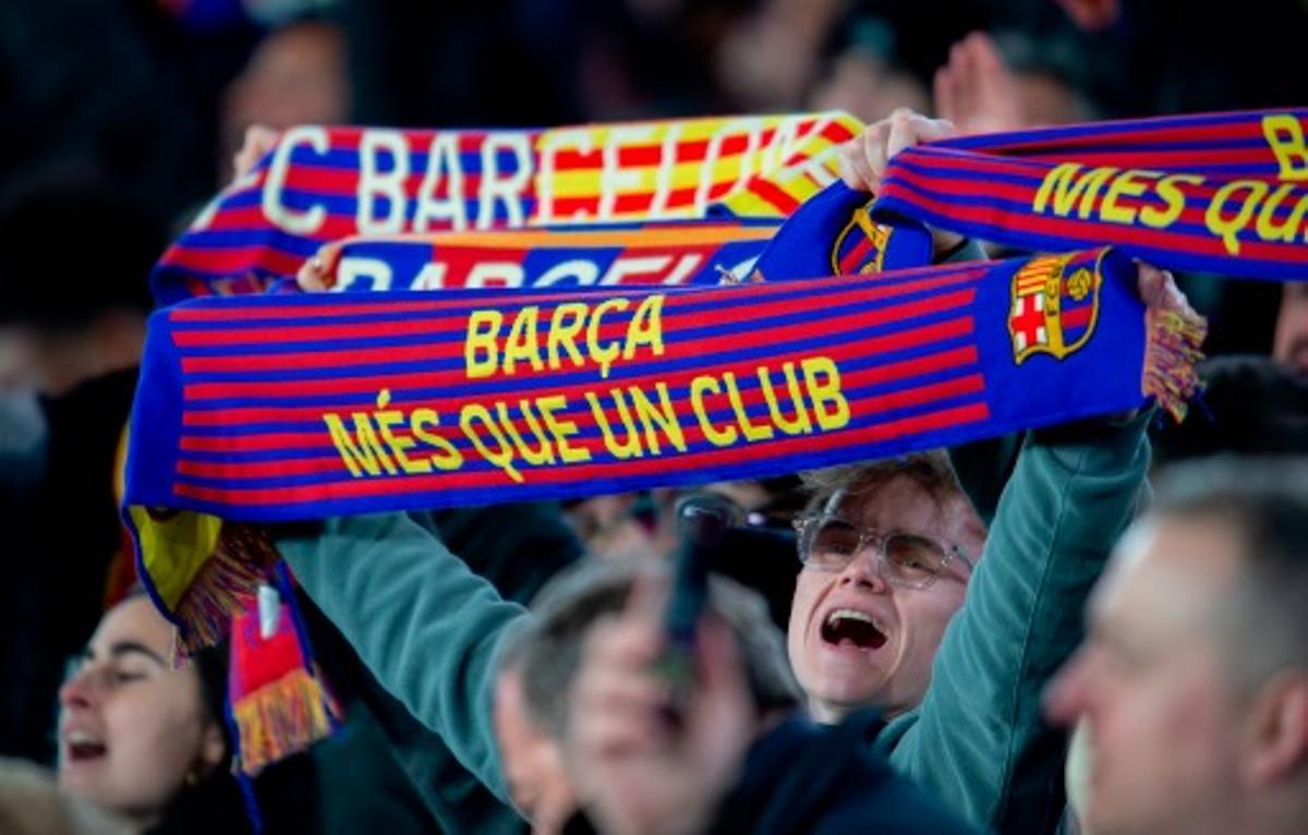 Bufandas del Barça al viento en el Camp Nou.