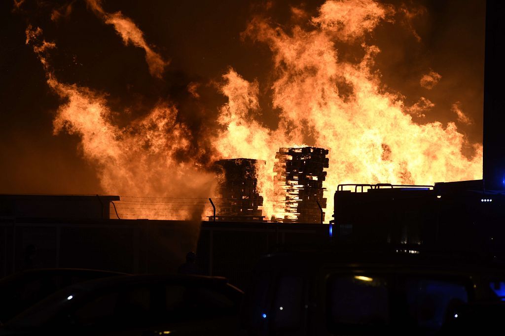Estas son las imágenes que el aparatoso incendio de Puente Tocinos ha dejado este sábado