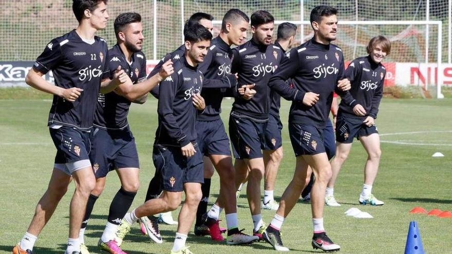 Jugadores del Sporting, entrenándose ayer.