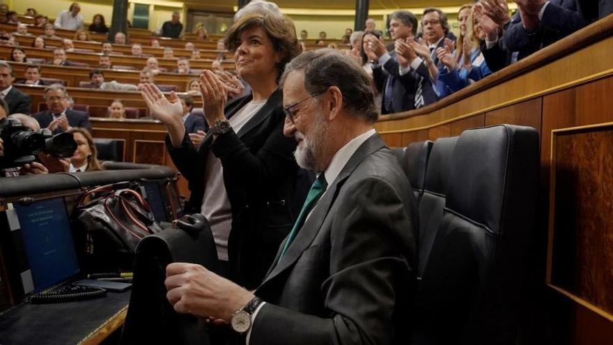 La vicepresidenta Sáenz de Santamaría: &quot;Rajoy no va a dimitir ni hoy ni mañana&quot;