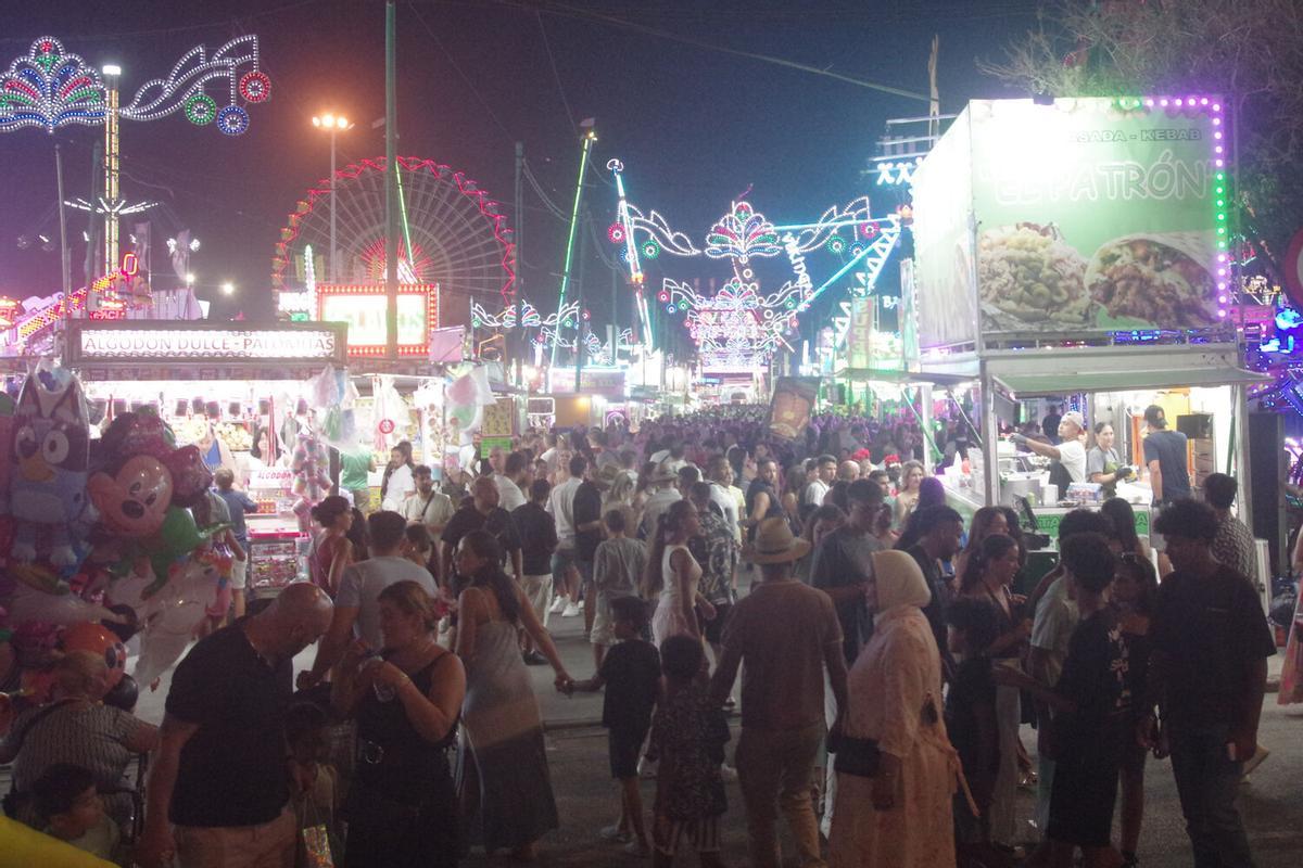 Ambiente en el Real de la Feria de Málaga 2025 por la noche