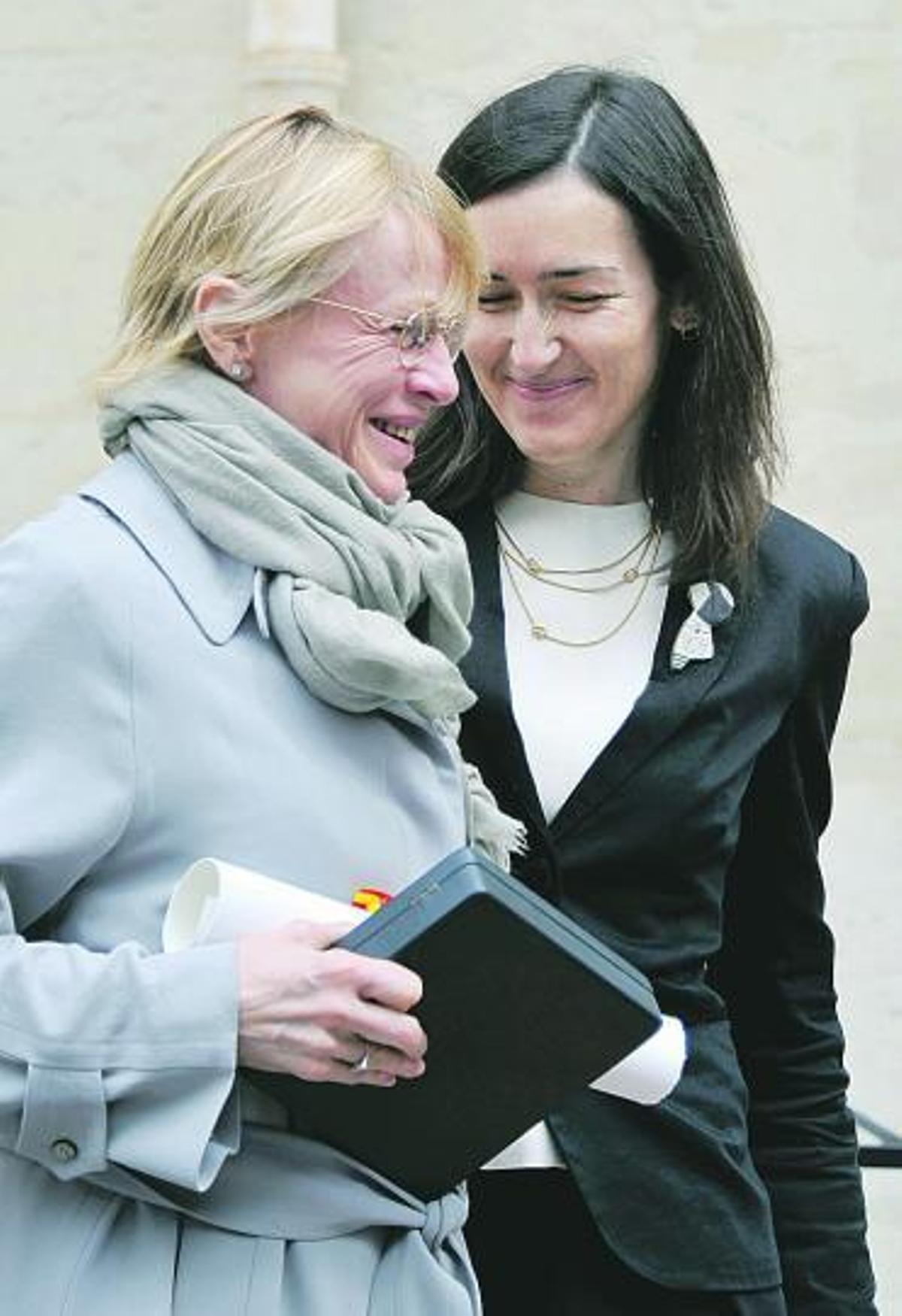 Ángeles González-Sinde, a la derecha, con Dominique, hija de Jorge Semprún.