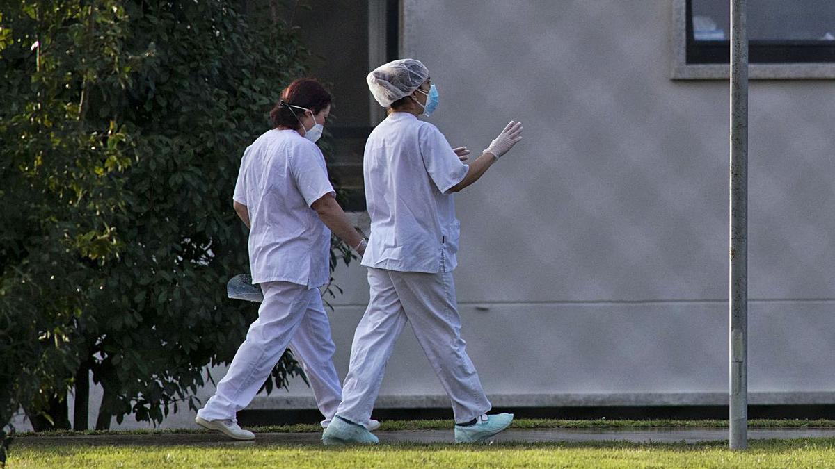 Dos trabajadoras de una residencia de mayores. |   // L.O.