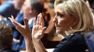 La ultraderechista Le Pen gana fuerza como la "alternativa" a Macron en Francia