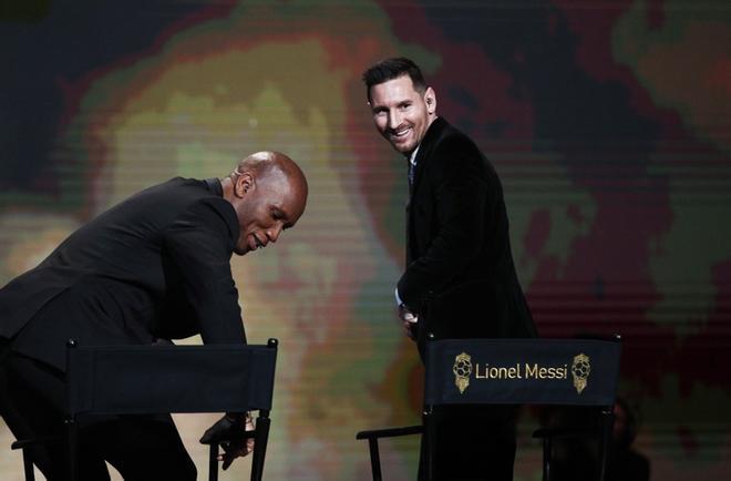 El jugador argentino del FC Barcelona Lionel Messi gana el Balón de Oro France Football 2019 en el Chatelet Theatre en Paris. Messi conquista así su sexto Balón de Oro, un récord que ningún otro futbolista ha conseguido.