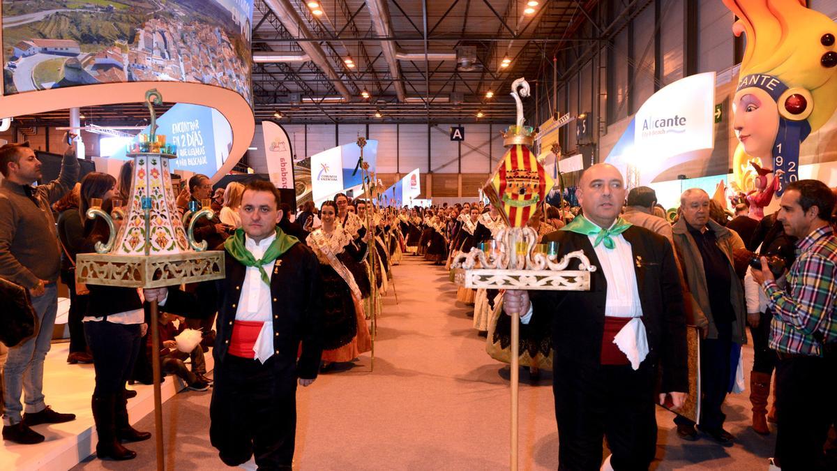 Dos presidentes de gaiata portan dos gaiatas de mano en la Fitur, en el 2018.
