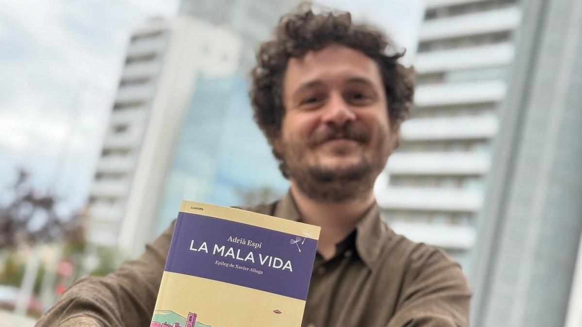 El guionista y escritor Adrià Espí, con su última obra.
