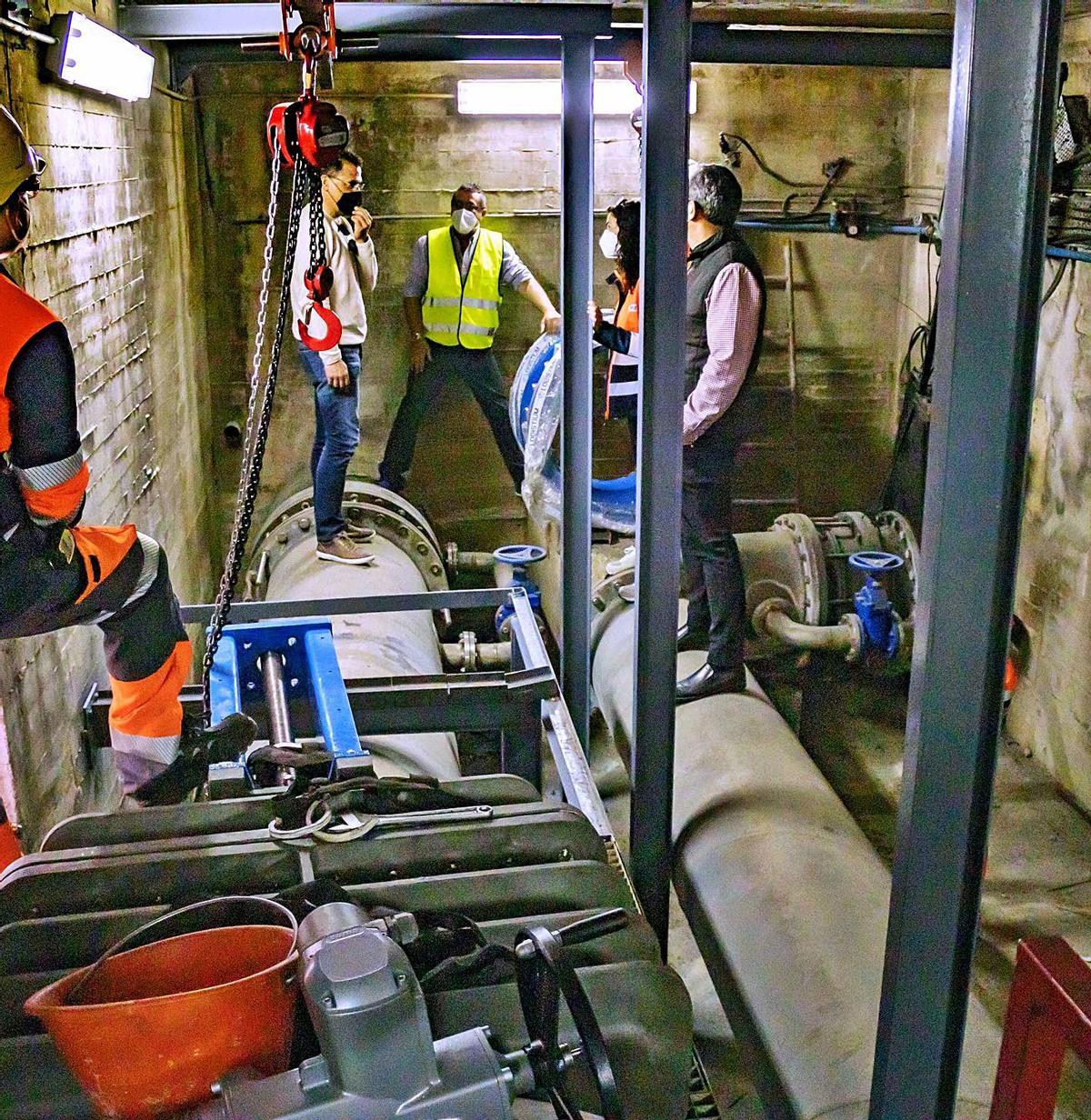Un momento de la instalación de la válvula de bombero en el subsuelo.