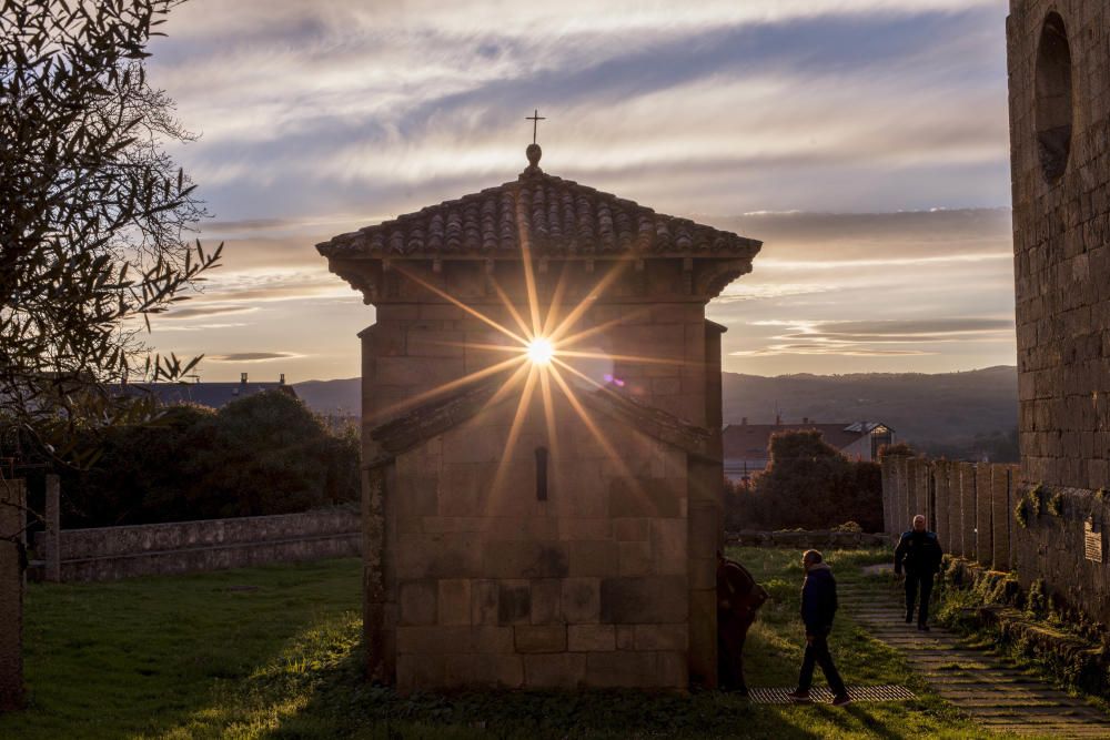 El sol del amanecer penetró por los vanos de San Miguel de Celanova