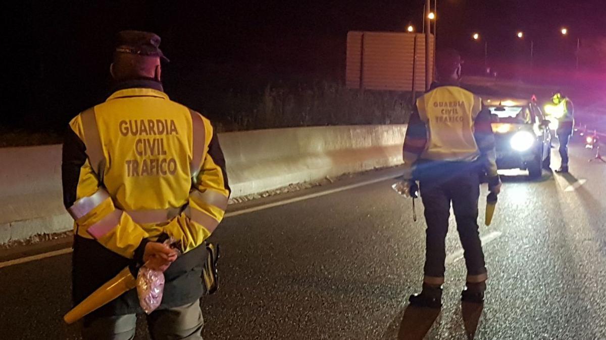 Agentes de la Guardia Civil de Tráfico durante una intervención. | GUARDIA CIVIL