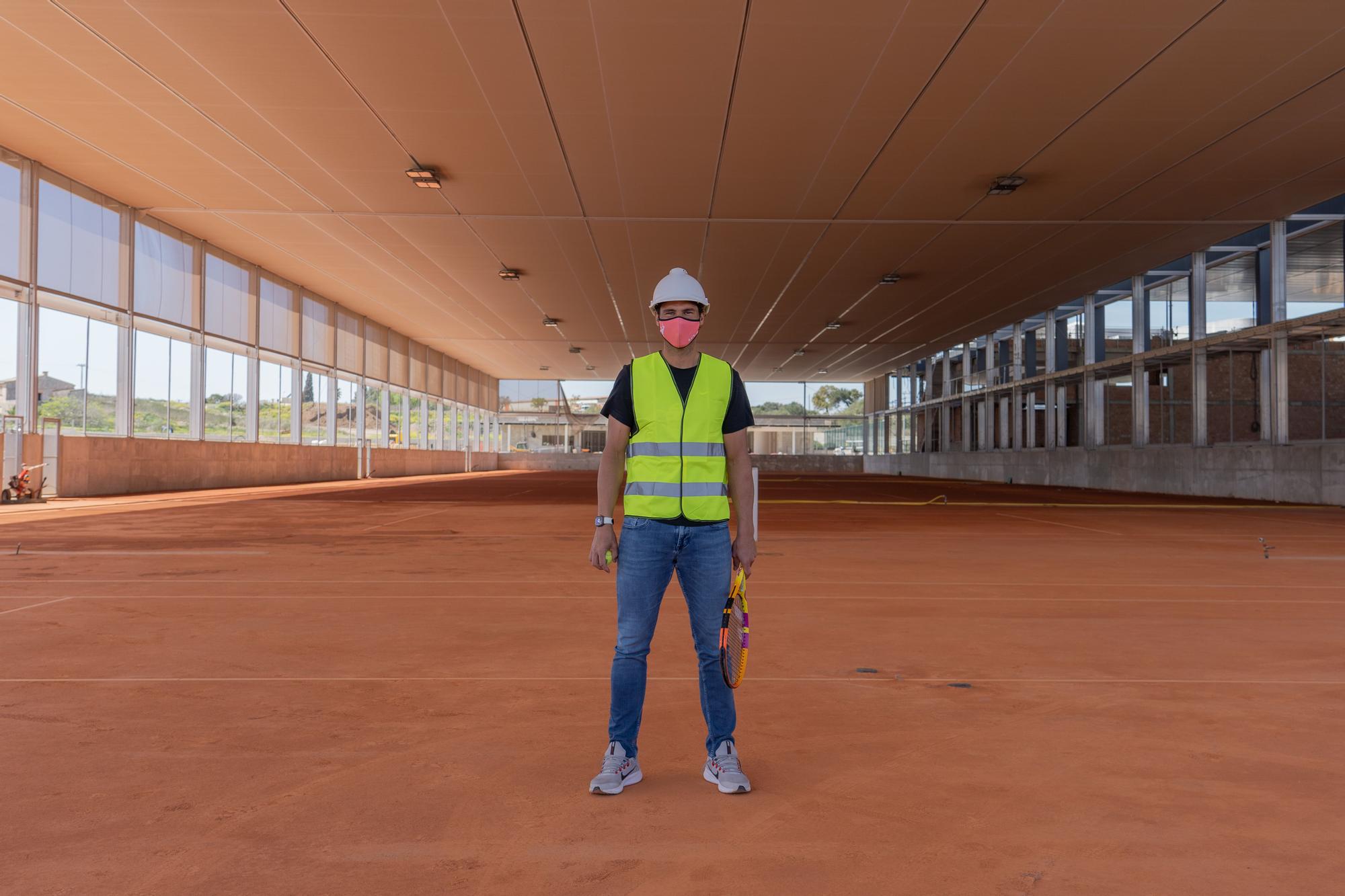 Nadal visita las obras de la ampliación de su Academia