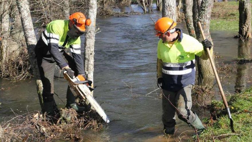 Trabajadores desempeñan las tareas de limpieza de ríos.