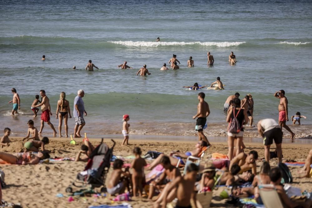 Último día de agosto en la playa de San Lorenzo