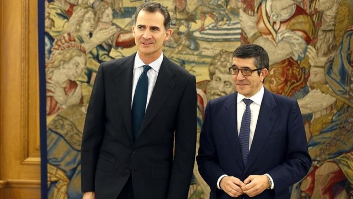 El rey Felipe VI y el presidente del Congreso, Patxi López, este lunes en el palacio de la Zarzuela.