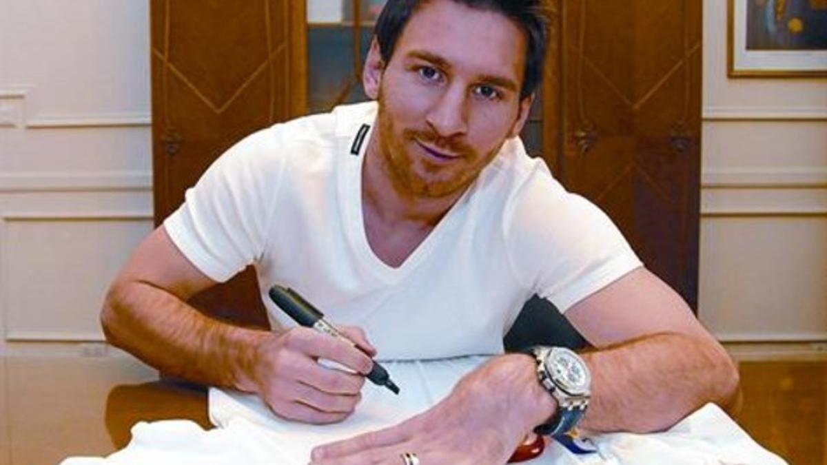 Leo Messi, con un Audemars-Piguet, firma una camiseta tras recibir el título de embajador de su ciudad natal, Rosario, el pasado 30 de diciembre.