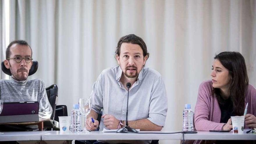 Pablo Iglesias, en el centro, ayer junto a Pablo Echenique e Irene Montero.