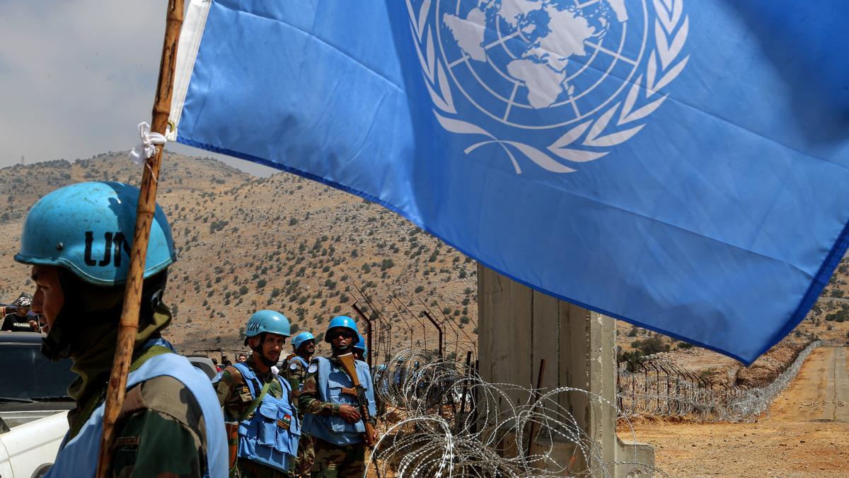 Kfrachouba, Líbano: cascos azules de la Finul patrullan en la Línea Azul